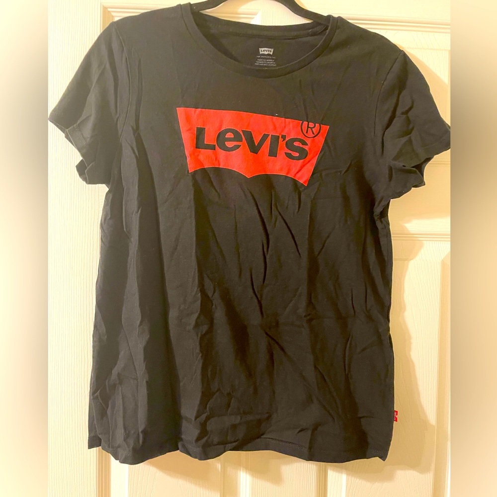 Levi’s women black and red T-shirt